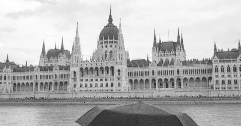 Illustration de Sommet Trump-Poutine à Budapest : l'Ukraine face à une amère symbolique Budapest-Hungary-Parliament