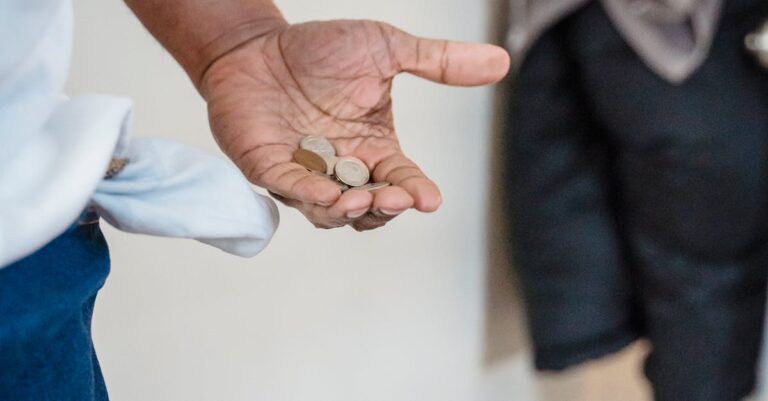 Illustration de Dette publique et emploi : Le défi français face à l'Allemagne France-economy-debt-employment