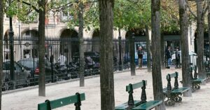 Illustration de La France dégradée à A+ par S&P : l'incertitude budgétaire persiste France-public-debt-2
