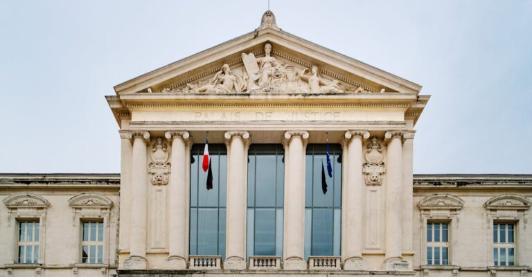 Illustration de Affaire Grégory : Jacqueline Jacob mise en examen pour association de malfaiteurs French-courthouse-justice-building