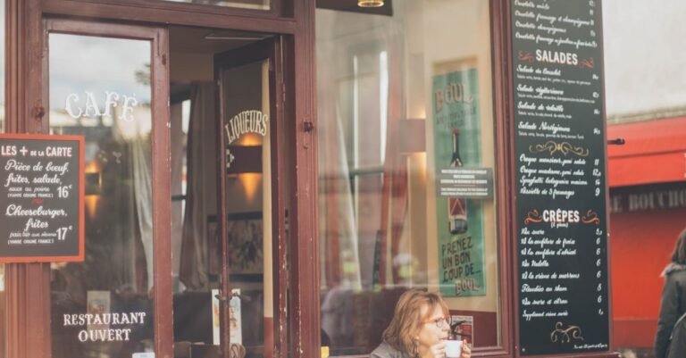 Illustration de Crise politique : les élus locaux gardent le cap, appellent au compromis French-local-politician
