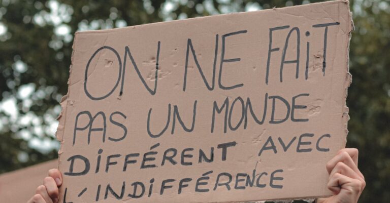 Illustration de Crise politique : Mélenchon et le RN exigent des élections anticipées French-political-crisis-12