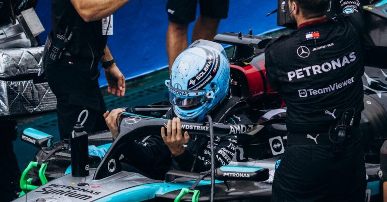 Illustration de GP Singapour : Russell s'impose, McLaren champion des constructeurs George-Russell-Mercedes-victory