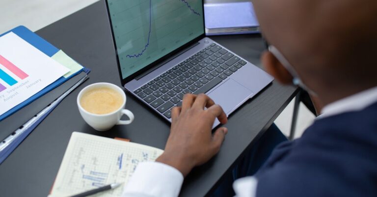 Illustration de DRH face aux défis: dialogue social, salaires, migration HR-manager-challenges