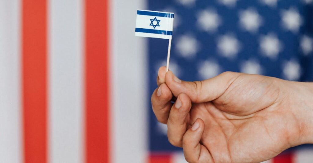 Illustration de Échange de prisonniers : Le Hamas et Israël s'accordent sur des listes Hamas-Israel-flag-exchange