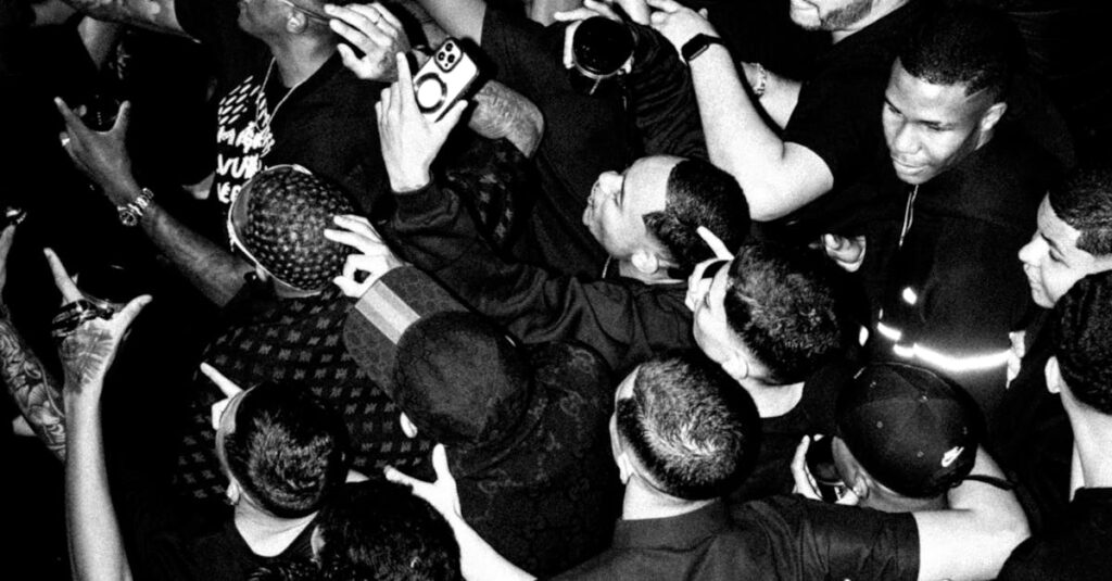 Illustration de Concert L2B aux Halles : bousculades et annulation à Paris L2B-concert-crowd