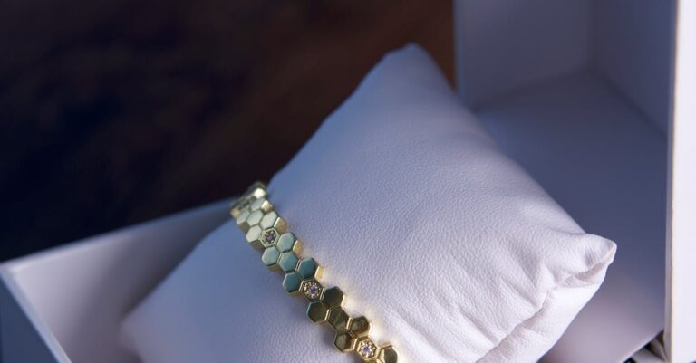 Illustration de Cambriolage du Louvre : les joyaux de la Couronne sur Vinted ? Louvre-jewels-theft