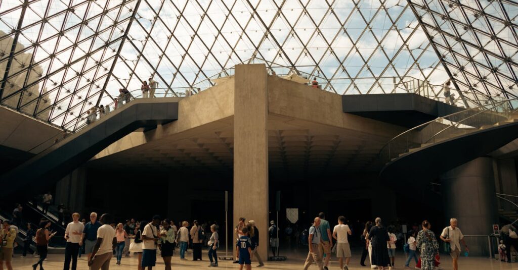 Illustration de Braquage spectaculaire au Louvre : des joyaux inestimables dérobés Louvre-museum-robbery