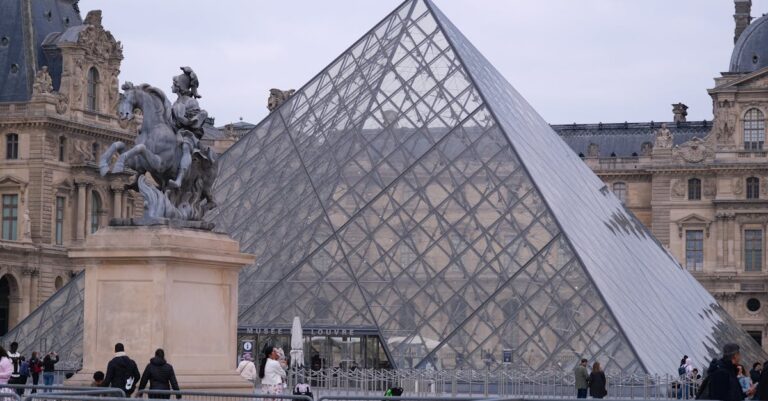 Illustration de Casse du Louvre : un suspect mis en examen, butin introuvable Louvre-museum-robbery-4