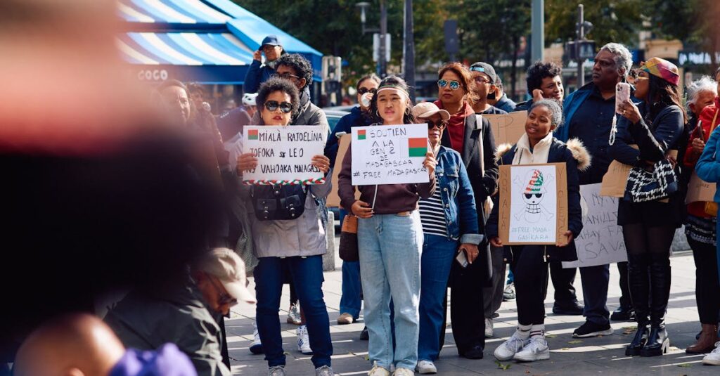 Illustration de Madagascar : l'armée appelle à la désobéissance face aux manifestations Madagascar-protest-soldiers