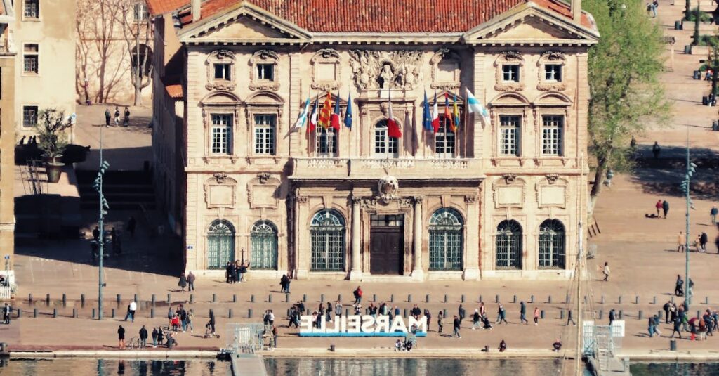 Illustration de Marseille : Un élu EELV poursuivi pour corruption de mineur Marseille-city-hall