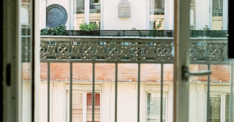 Illustration de Airbnb à Paris : croissance fulgurante et crise du logement Paris-apartment-building