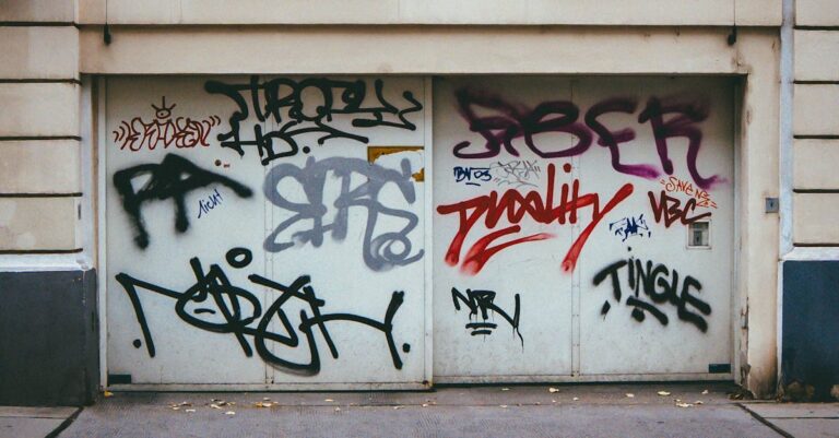 Illustration de La tombe de Robert Badinter profanée avant son entrée au Panthéon Robert-Badinter-grave-vandalism