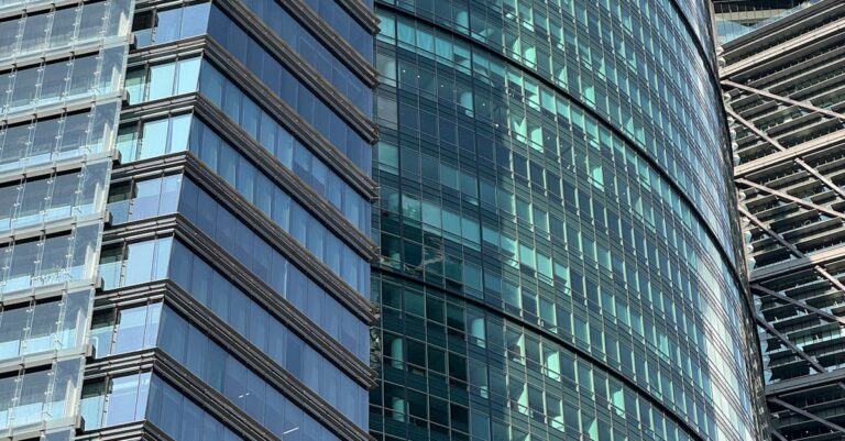 Illustration de SFR: craintes sur l'emploi après l'offre de rachat des rivaux SFR-corporate-building