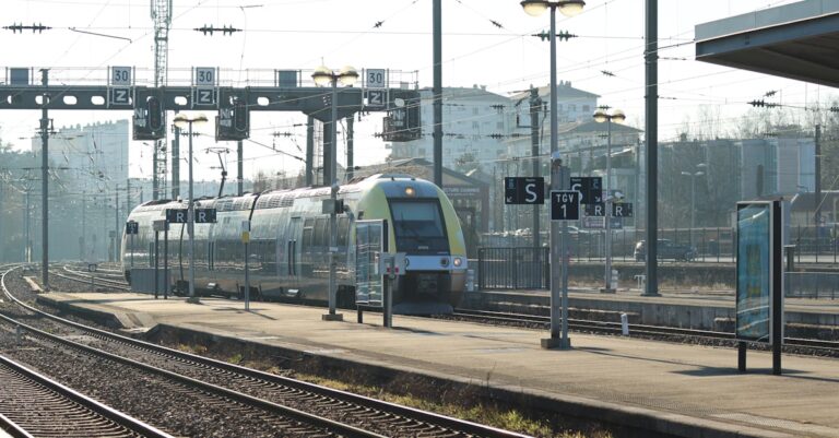 Illustration de TGV Sud-Est: Perturbations majeures après un acte de vandalisme TGV-train-tracks-damaged