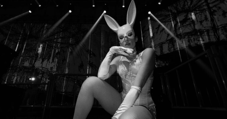 Illustration de Taylor Swift lance « The Life of a Showgirl », un album pop événement Taylor-Swift-showgirl-costume