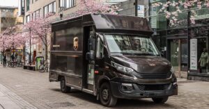 Illustration de UPS : Bénéfices et actions en hausse après restructuration majeure UPS-delivery-truck