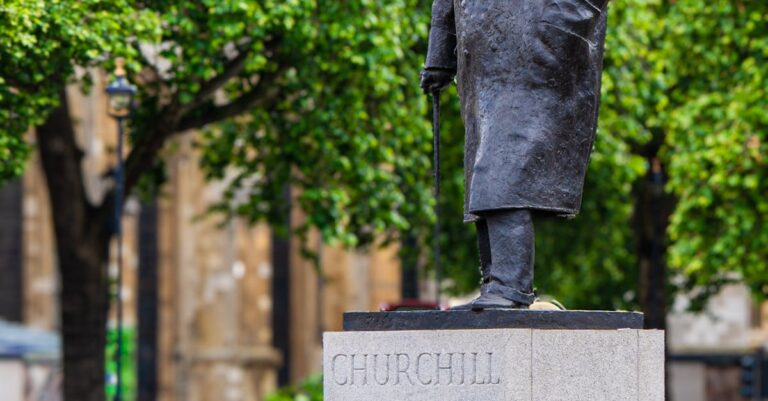 Illustration de La Poste et l'avenir des timbres : entre controverse et innovation Winston-Churchill-AI-stamp