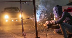 Illustration de Pénurie de puces Nexperia : l'industrie auto européenne en alerte automobile-factory-shutdown