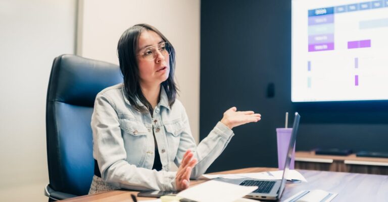 business-meeting-discussion