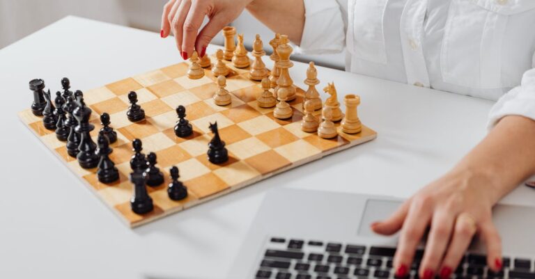 Illustration de Décès de Daniel Naroditsky, Grand Maître des échecs à 29 ans chess-grandmaster-playing-online