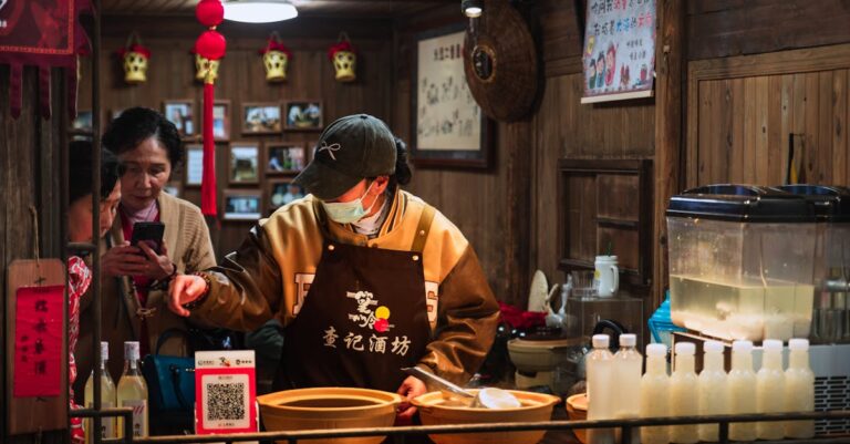 Illustration de Chine : Nouvelle ère pour la protection sociale des travailleurs chinese-restaurant-staff