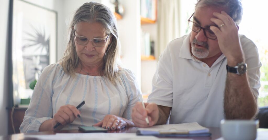 Illustration de Retraites: une facture fiscale salée dès 2026? elderly-couple-budget