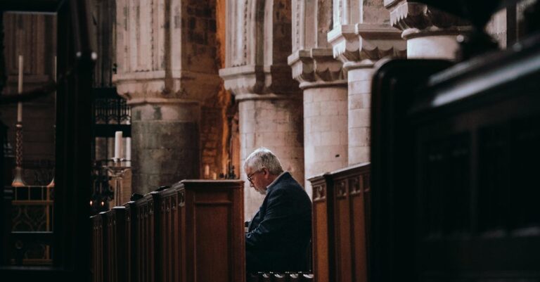 Illustration de Don exceptionnel : Un million d'euros pour sauver l'église du village elderly-man-church-donation