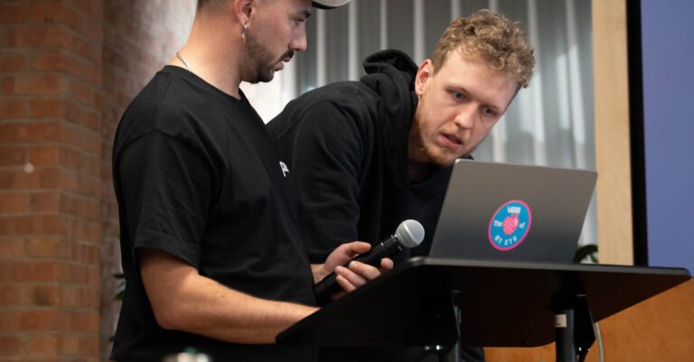 Illustration de Primes en entreprise : Source de motivation ou de frustration ? employee-bonus-discussion