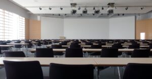 Illustration de Rueil-Malmaison : l'exode des entreprises bouleverse l'économie locale empty-office-building-2