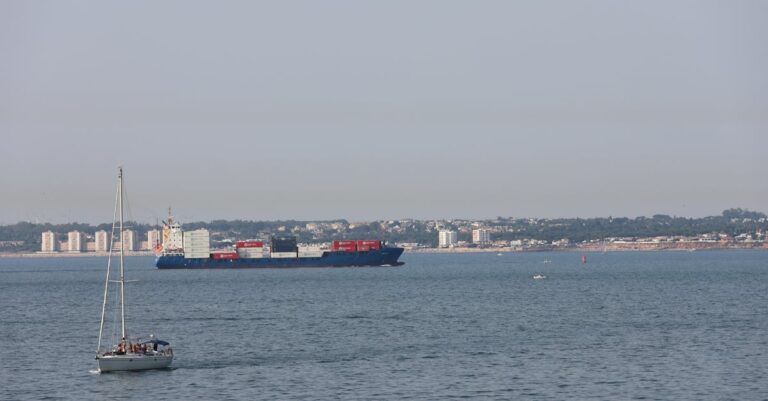 Illustration de Flottille Gaza interceptée : tensions en Méditerranée flotilla-mediterranean-sea