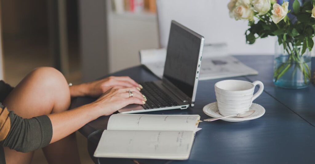 Illustration de Compte Pro Gratuit : La Solution Idéale pour Indépendants freelance-working-laptop-coffee