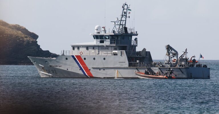 Illustration de Macron exhorte l'Europe à freiner la flotte fantôme russe french-navy-warship