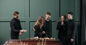 Illustration de Pompes funèbres : le lourd tribut des tragédies nationales funeral-workers-crisis