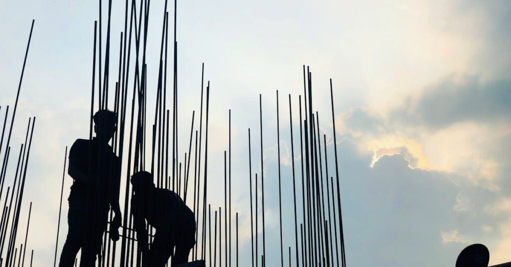 Illustration de Travail migrant : l'autre délocalisation en France migrant-workers-construction