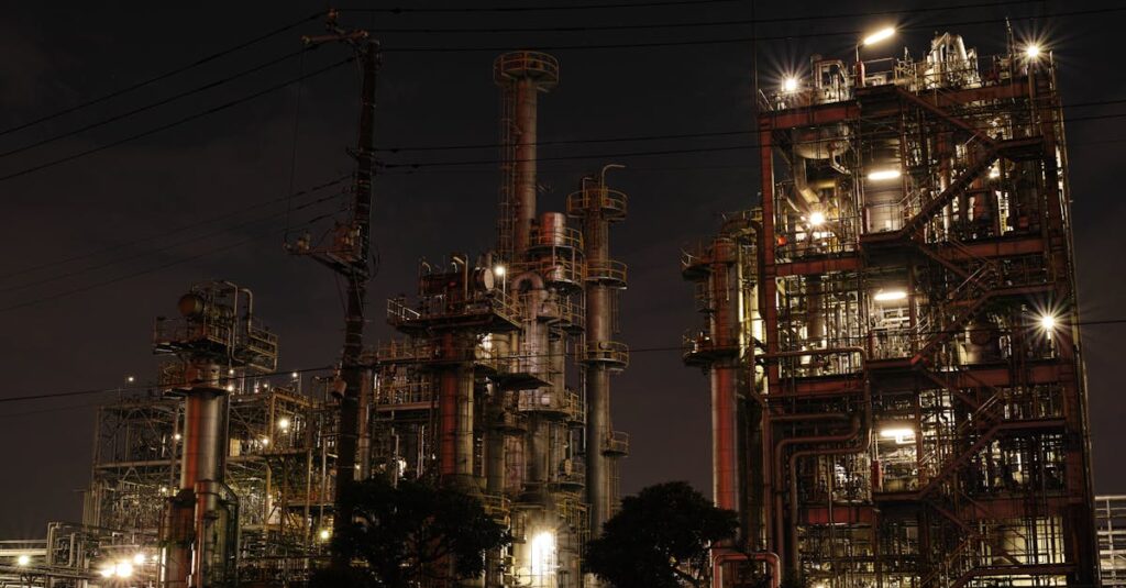 Illustration de Pétrole : l'OPEP+ augmente sa production, les prix sous pression oil-refinery-saudi