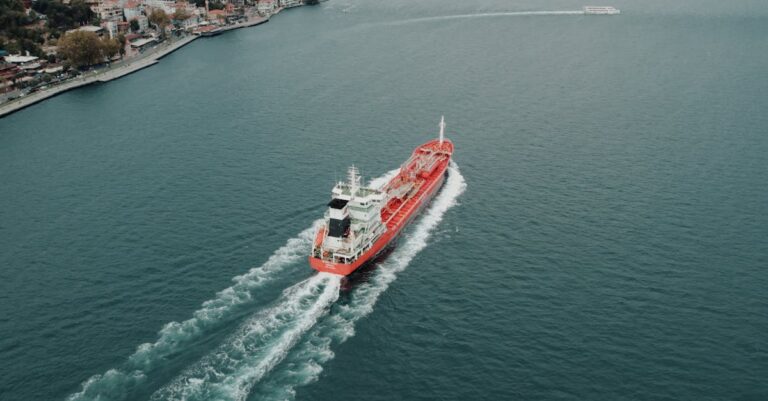 Illustration de Pétrolier russe au large de Saint-Nazaire : enquête ouverte oil-tanker-France-coast