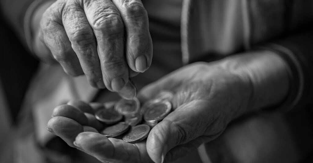Illustration de Agirc-Arrco : pas de revalorisation des pensions au 1er novembre pensioner-financial-struggle