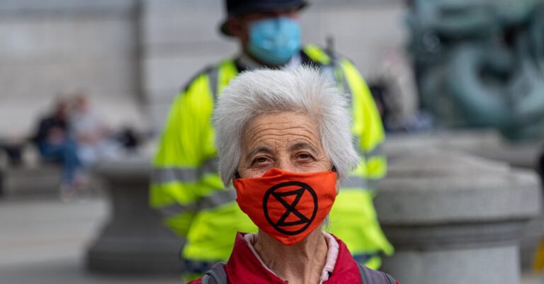 Illustration de Suspension réforme retraites : vives critiques sur le financement pensioners-protest