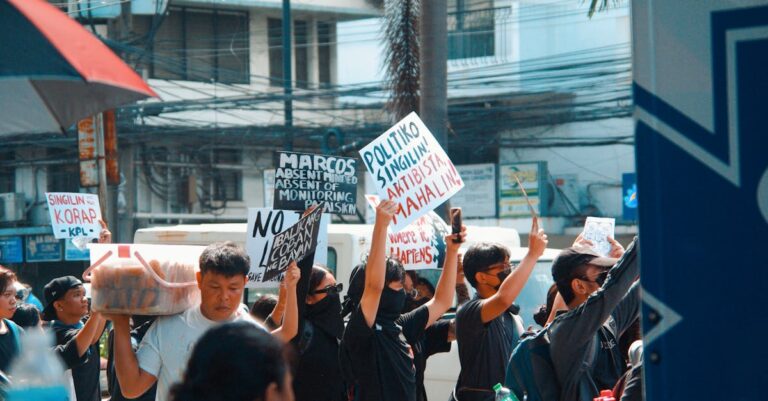 Illustration de Mobilisation sociale en berne : colère et déception persistent protest-crowd