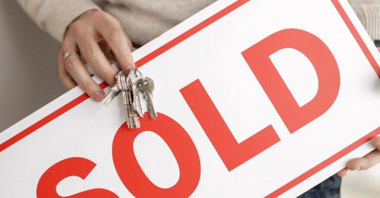 Illustration de Vendre un bien immobilier : agence traditionnelle ou mandataire ? real-estate-agent-client