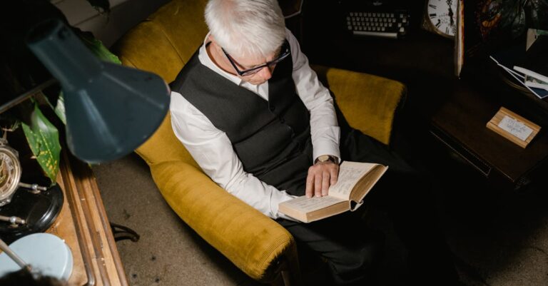 Illustration de Retraite: la réforme de 2023 décalée, quels impacts ? retirement-age-clock