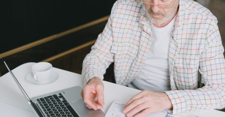 Illustration de Retraites Agirc-Arrco : Pensions gelées jusqu'en 2026 retirement-pension-documents