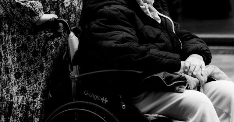 Illustration de Dépendance des seniors : un coût humain et financier sous-estimé senior-care-assistance