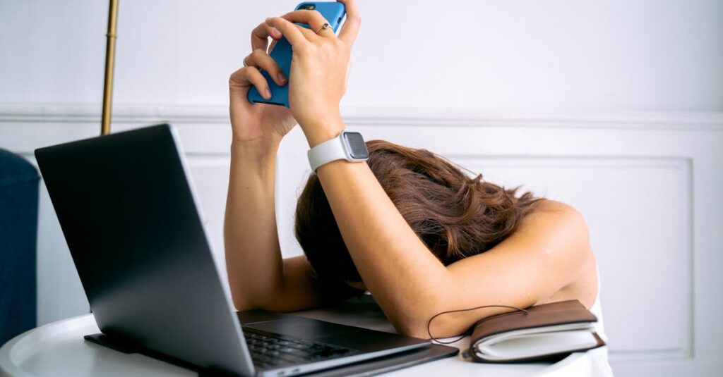 Illustration de Smartphone au travail : l'économie de l'inattention en question smartphone-work-distraction