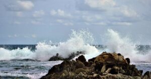 Illustration de Tempête Benjamin : Vents violents et fortes vagues en France stormy-sea-waves