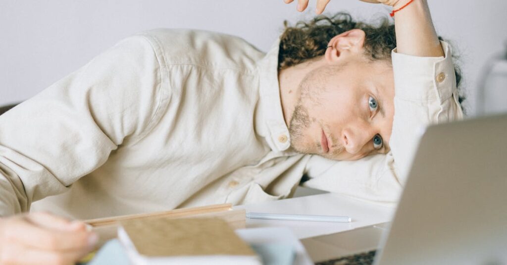 Illustration de Fatigue généralisée en France : un fléau aux multiples facettes stressed-office-worker-2