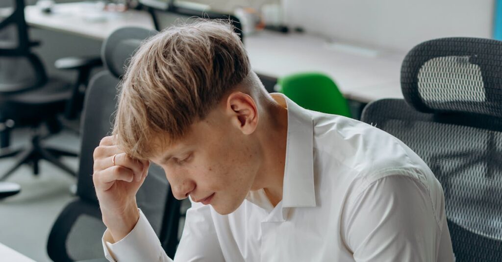 Illustration de Jeunes travailleurs sous pression : entre surmenage et angoisse stressed-young-professional