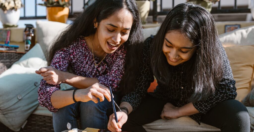 Illustration de Argent de poche : les jeunes boostent leur été teenager-painting-outdoors