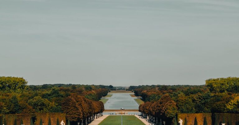 Illustration de Guide-conférencier : un métier aux multiples facettes et défis versailles-castle-guide